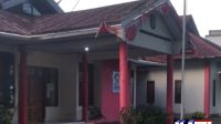 Potret Kantor Camat Rumbia Dari pantauan Media KLTV Indonesia, halaman Kantor Camat Rumbia tampak asri dan tertata rapi usai kegiatan Jumat Bersih. Taman depan kantor kini dihiasi tanaman hias yang tertanam rapi, jalan setapak bersih tanpa sampah berserakan, dan area parkir terlihat lebih teratur. Suasana tersebut mencerminkan komitmen aparatur kecamatan dalam menjaga kebersihan sekaligus memberikan kenyamanan bagi masyarakat yang datang berkunjung. Kantor Camat Rumbia kini benar-benar menjadi potret nyata pelayanan publik yang bersih, ramah, dan menyejukkan pandangan.