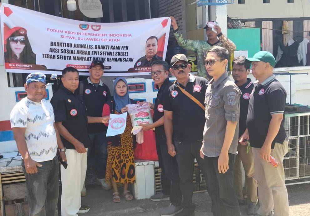 Sekretaris FPII Setwil Sulsel Thamrin Nawawi menyerahkan paket bantuan kepada warga Pinrang.