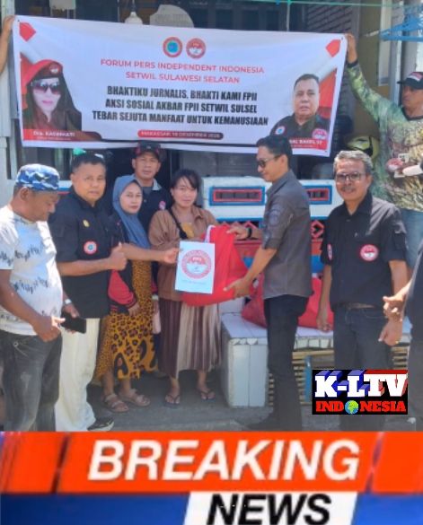 Kabid Kehumasan Kominfo Sandi Pinrang Muh. Ikbal mewakili Kadis Kominfo Sandi menyerahkan secara simbolis puluhan paket bantuan kepada warga Pinrang.